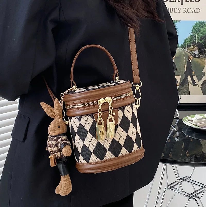 2024 New Trend Women's Fashion Luxury Designer Leather Bucket Shoulder Bag with Zipper and Pendant